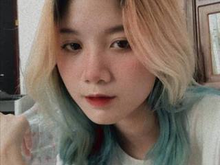 Bé Nhung tập làm cosplay công chúa