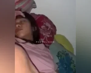 Thanh niên địt lén em họ đang ngủ say