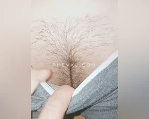 Thằng em lớp 9 mân mê chịch chị gái khi đang ngủ