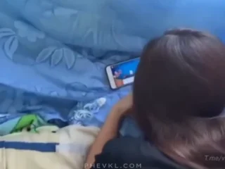 Đang chơi đánh bài thì bị anh tụt quần nhét cặc vào bím