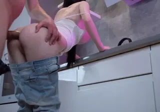 Đang nấu cơm mà anh lại tụt quần doggy xuất tinh ngập lồn bé