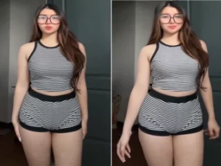 Sex VN em gái chubby kính cận dập dìu trong nền nhạc mờ ảo