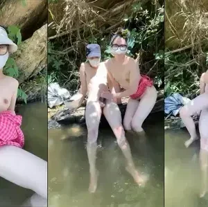 Đưa em ra bờ suối chịch mà nước lạnh quá chim anh không cứng lên được