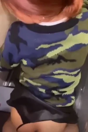 Bem em tóc đỏ đại học VLU ngay trước thùng rác