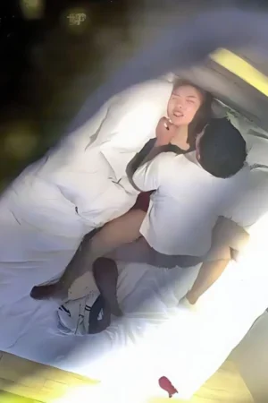 Hack cam trúng ngay cảnh anh thề anh chỉ ôm thôi